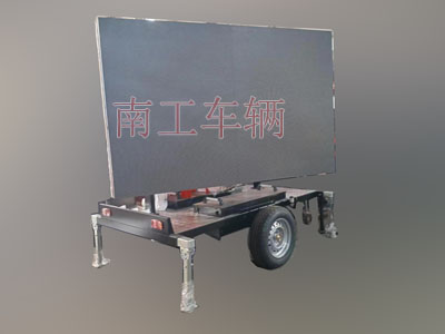 0.6噸簡(jiǎn)易型LED廣告拖車2I.jpg